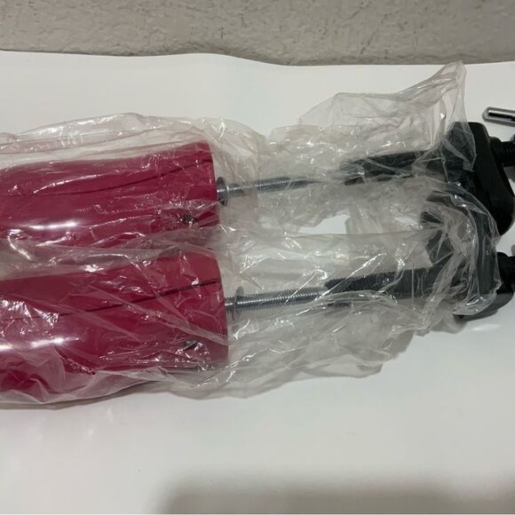 New Shoe stretcher pink size 5.5-10 - Picture 1 of 4